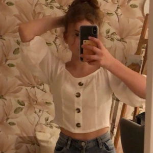 Blus  - Fin vit blus med ”natur” knappar🌾🦋 fint skick ❤️