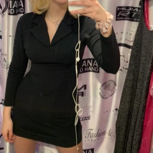 Svart klänning - Svart tight 90s klänning, köpt på Humana o använd 1 gång. Supersexig och sitter som en fucking smäck, kommer bara inte till användning för mig. Hade den med en rosa blomma när jag va utklädd till Carrie Bradshaw från Sex and the city💗🌟 s-m då den är i stretch, desto tightare desto snyggare🌟