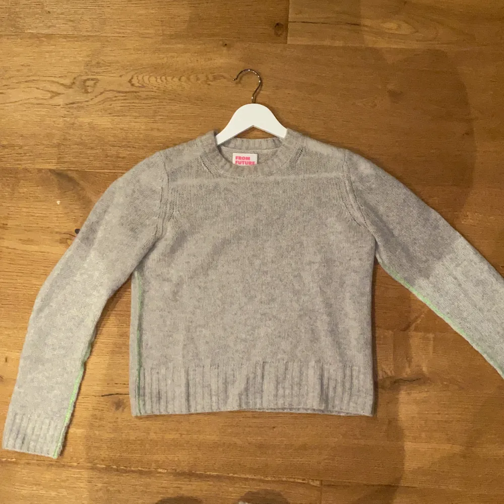Säljer en helt oanvänd tröja i cashmere från from future i storlek s. Tröjor & Koftor.