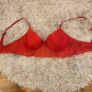 Röd spets bh - Aldrig använd! Säljer då den va för liten för mig 