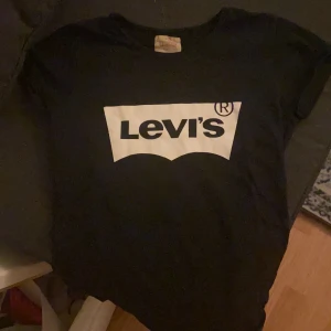 Levis t-shirt - Levis t-shirt. storlek xs/s. Väldigt fint skick. Frakt ingår 