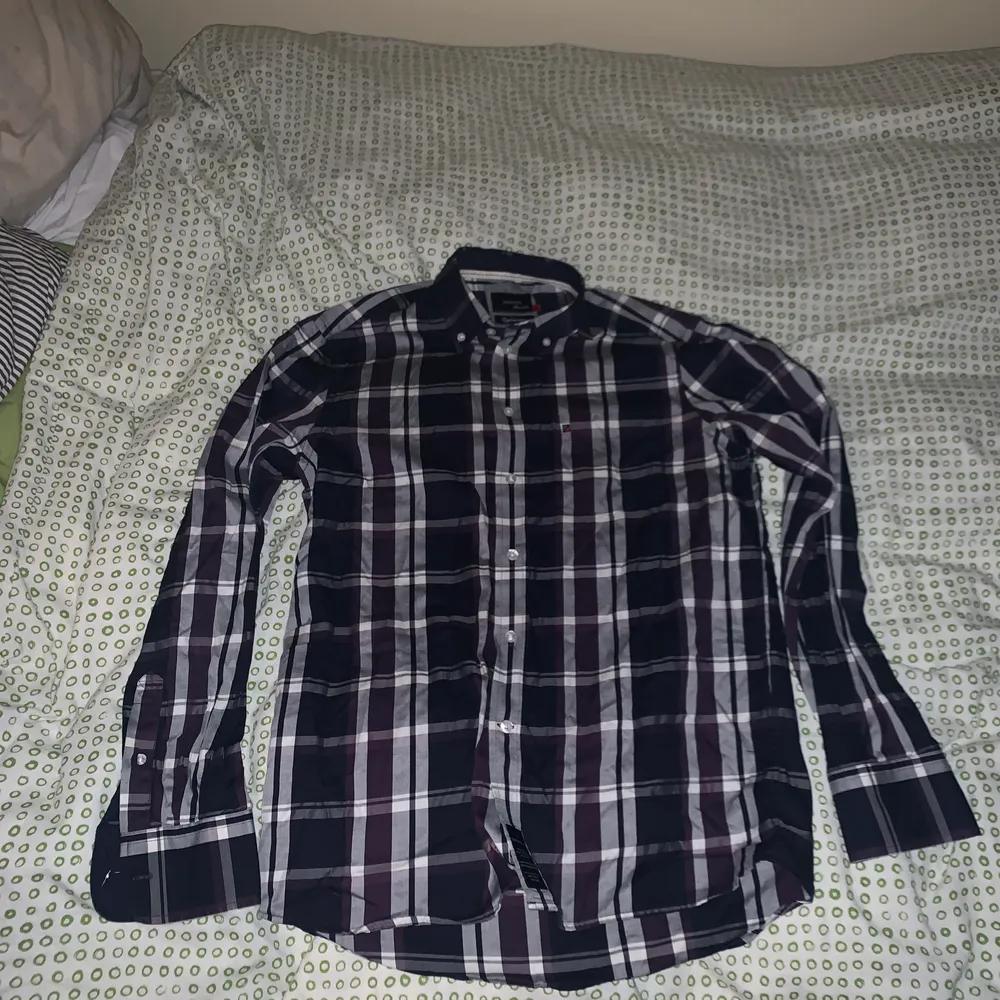 Säljer en skjorta ifrån RedGreen Storlek M. Modernfit skjortan är sparsamt andvänd är i mycket gott skick.. Skjortor.