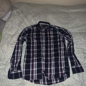 Säljer en skjorta ifrån RedGreen Storlek M. Modernfit skjortan är sparsamt andvänd är i mycket gott skick.