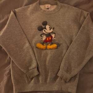 Super snygg grå mickey mouse collegetröja från Disney store. Super bra skick och är i storlek S. Köpare står för frakt <3