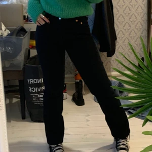 Vintage levis jeans! - Vintage 501 levis jeans, köpta i Madrid för ca €80. Säljer för att jag har alldeles för många jeans🥺. Dom är i extremt bra skick, den svarta färgen är fortfarande suuper svart😍 innerbenslägden är 75cm, midjemåttet är ca 37,5, kan skicka mer bilder om du vill. ställ gärna frågor om du har några😊