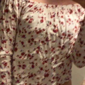 Off shoulder Hollister - Söt blommig off shouldertopp från hollister. Köpt för ca 400kr. Inga defekter. Sparsamt använd.