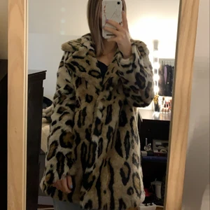 NA-KD jacka strl 36 - Fusk päls jacka från NA-KD använd en halv vinter. Väldigt bekväm jacka. Passar Xs-S och sitter lite oversized. Säljer jackan för 200kr och kan mötas i malmö