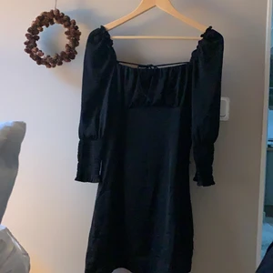 Klänning - Svart klänning. Aldrig använd. Super duper lyxig. 
