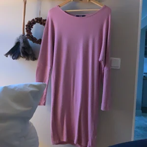 Superfin klänning  - Klänning använd 2 gånger. Formar sig efter kroppen superfint. Man kan ha den lång eller kort