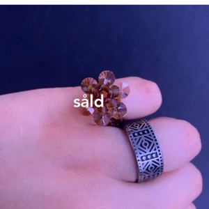 ringar - 2 st ringar, aldrig använda. blomningen 15kr och silvriga ringen 30kr