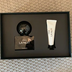 CAIA COSMETICS LA NUIT *NY* - Helt ny, endast testat 2 sprut men doften passade inte mig. Kryddig men lite söt och fräsch. Ingår en handkräm i samma doft (ej öppnad). Går att skicka lr mötas upp i söderort. 