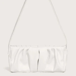 Vit väska - Säljer exakt denna väska pga jag köpt en annan vit väska. Denna är använd 2 gånger max och är super fin. Om fler är intresserade sker en budgivning. Hör av er vid frågor eller funderingar.