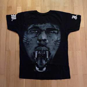 T-shirt köpt på JayZ och Kanye West konsert. Jättefint skick då den är sparsamt använd! 