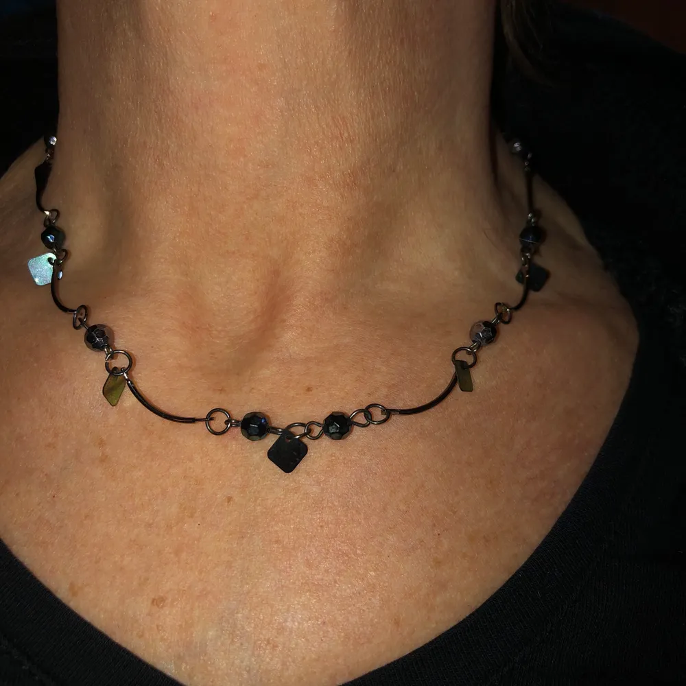 Svart halsband med svarta pärlor på🖤 . Accessoarer.