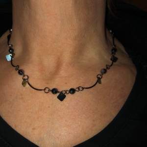 Svart halsband med svarta pärlor på🖤 