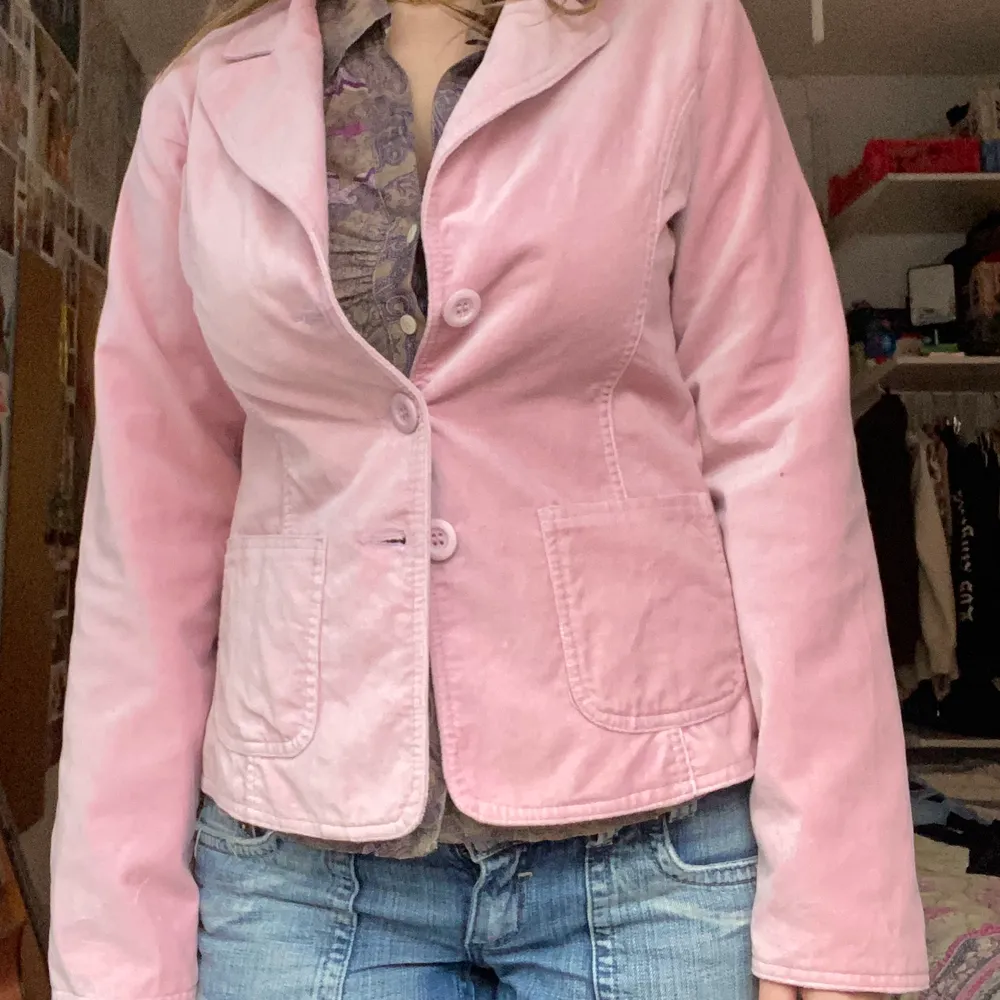 baby pink velvet. in good condition. tag sag large but i usually wear a s/m in jackets and i think it fit nicely on me but it depends on how you like your jackets to fit. . Jackor.