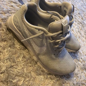 Nike skor - Nike skor i storlek 38 men de är på gränsen för små för mig som har 38 så jag skulle säga att de passar någon med 37 bättre! Säljer då dom är för små för mig.