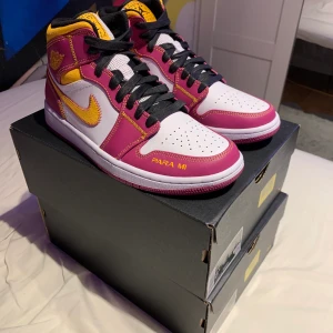 Jordan 1 Mid Dia de los muertos - Tjenare! Säljer ett par Jordan 1 Mid Dia de los muertos inköpta nyligen. Helt nytt skicka och allt OG ingår. Storlek 42. Släpper dom för 1300 + 95kr frakt! Först till kvarn :)