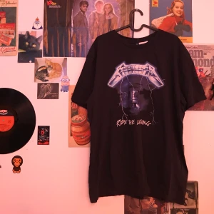 Metallica T-shirt Med Tryck - En skit snygg svart t-shirt med Metallica tryck både fram och bak. Precis likadan som linnet jag lagt upp tidigare men i t-shirt format. Köpt på H&M i storlek XL. Använd ett antal gånger och säljer pga att den inte används längre. Säljer för 80kr + frakt💙🖤