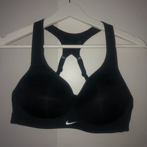 Nike sports topp - Säljer en Nike sports topp i toppen skick och inte använt så mycket. Nike märket är hel. Storleken är 75B. Den är lite nopprig men man tänker inte på det. Den kostar 150! Nypris ca 500. Skriv vid frågor! 