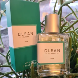 Clean parfym rain  - Säljer då den inte kommer till användning. Luktar fräscht och rent. Sparsamt använd och därför nästan full. Originalförpackning medföljer. Nypris på lyko: 485 kr. Frakt tillkommer på 44 kr