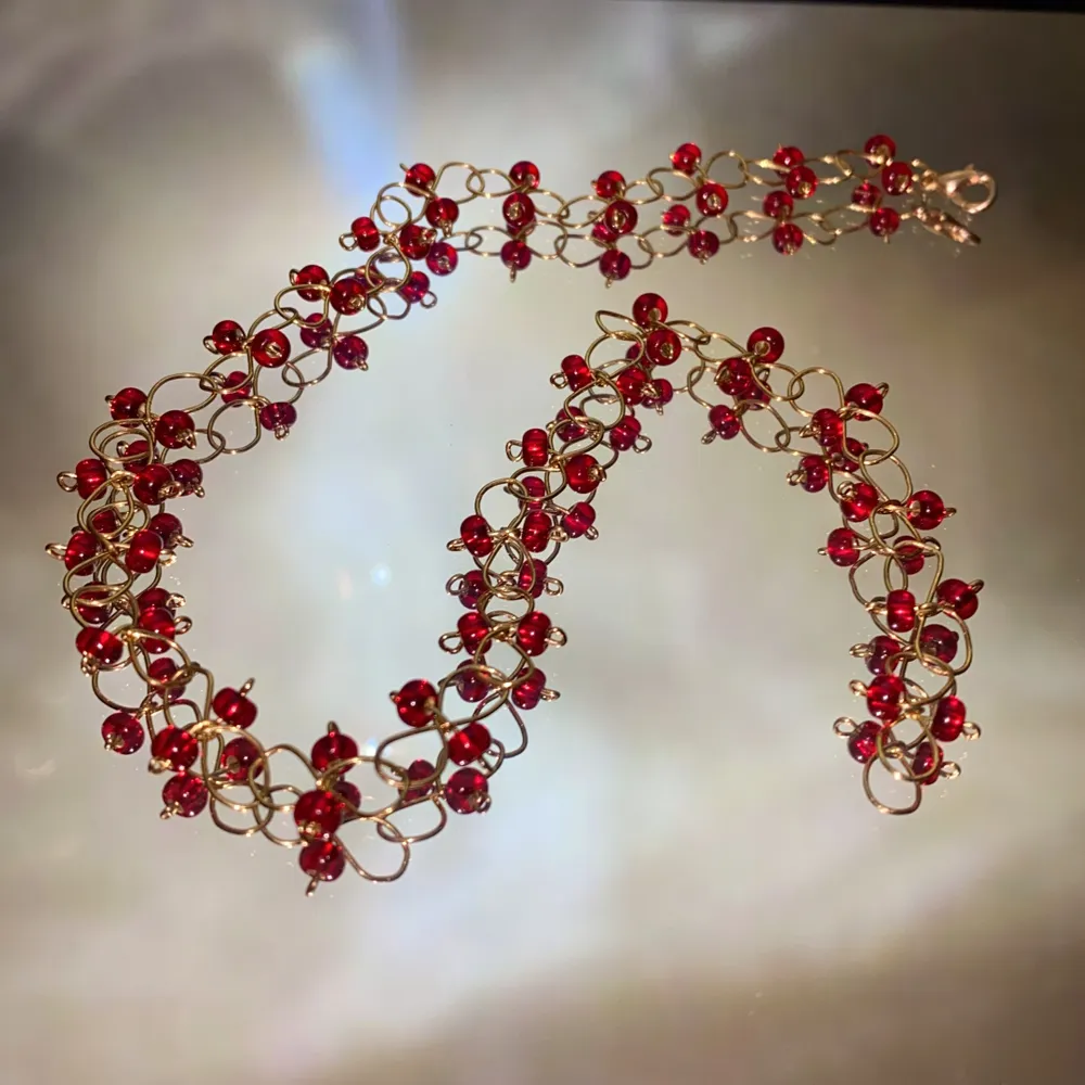 Ett handgjort halsband av metall och röda glaspärlor❣️ frakten ingår i priset💃🏼 detta halsband är lite längre än mina andra❤️                                                                                —————————————————————                                                                                  Kika gärna in på min profil, säljer en massa olika handgjorda smycken💃🏼 perfekt till dig själv eller i present till någon❣️✨. Accessoarer.