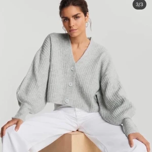 Grå kofta - Helt ny grå kofta med prislapp kvar från Ginatricot.