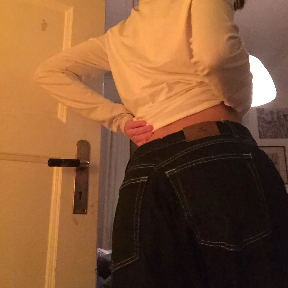 Fina bagy jeans som inte kommer till användning! Jag har sytt upp dem dör mera men bara ta bort det blir dem mycket längre! Dem ser ut att vara svarta på bilderna men dem är mörkblå!💋 sytt där back också, dem har vita sömar! . Jeans & Byxor.