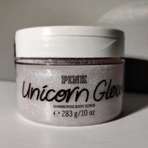 PINK - Unicorn Glow shimmering body scrub - Helt oöppnad, kom med som gåva. Värde ca 180kr