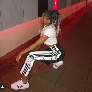 Adidas byxor  - Här har ni ett par sköna popper pants adidas byxor som är helt nya, har haft på mig 3 gånger. 462 kr frakten ingår ps- köpte det för 700kr. (inga returer)