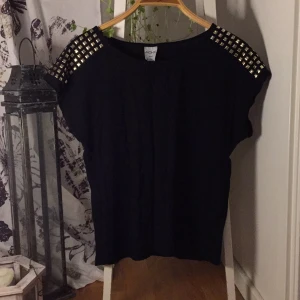  - Svart tröja från Monki  med guldiga  paljetter på axlarna 
