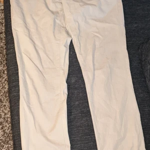 Acne chinos - Nästintill oanvända Acne chinos gin kitt. Verkligen super sköna nypris 2400 kr