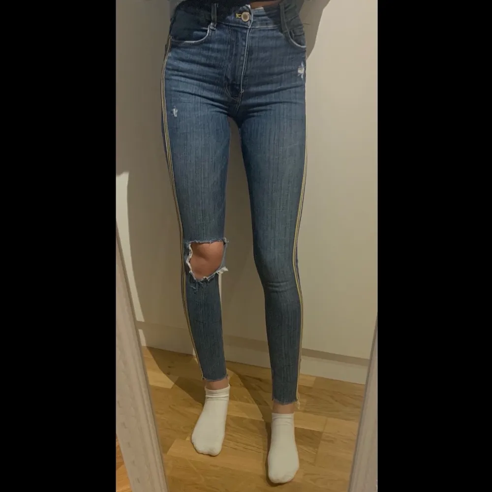 Supersnygga jeans från Zara, storlek 32💞. Jeans & Byxor.