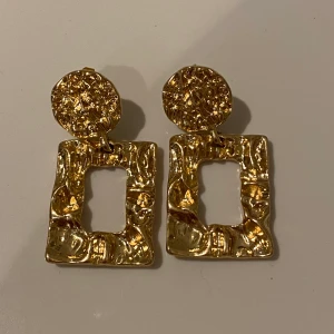 Örhängen - Guldiga örhängen från HM, aldrig använda!