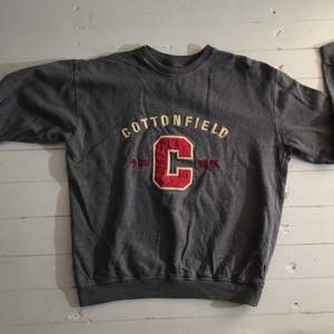 Säljer denna gråa collegetröja från Cottonfield, storlek L. Snyggt tryck på framsidan😄