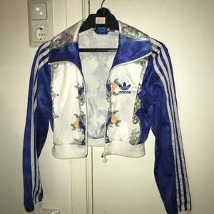 Adidas kroppad tröja i storlek XS - Använd endast 3-4 gånger och är i väldigt bra skick. 