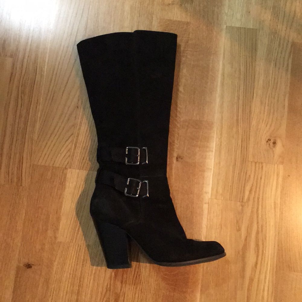 Knähöga stövlar i svart nubuck/mocka, spännen och remmar kring skaften, storlek 41, från XIT av Din sko (tror detta kan ha varit nån kollektion som Elin Kling gjorde) . Skor.
