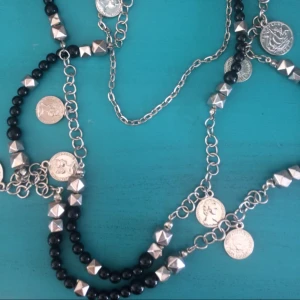  - Coolt halsband med massa detaljer!