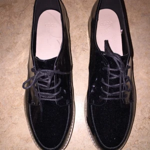  - Säljer mina helt oanvända skor från Asos, strl 40. Har inte swish så det är kontanter eller överföring som gäller. Möts gärna upp i Stockholm. 200 kr. 

