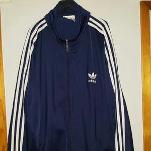  - Marinblå adidas tröja i stl f204 (sitter som L/XL). Finns i Gävle/Sandviken, kan skickas då köparen står för frakt.