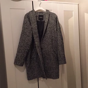  - Köpte den i november använd kanske 5 gånger så den är i bra skick. Den är oversized så även om den är xs är den inte så liten. Original pris var ca 700-800 kr. Kan mötas i Stockholm annars står köparen för fraktkostnaden, pris går även att diskuteras