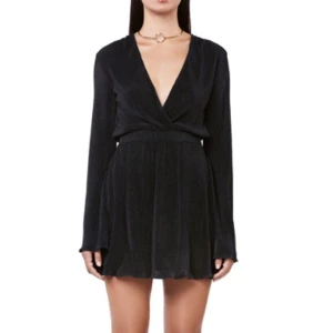  - Superfin svart, plisserad klänning med flare sleeves och djup skärning i halsen, från Ivyrevel. Köpt för 699kr och använd endast 1 gång. Ser ut precis som på bilden 🌟 frakt kostar 50kr.