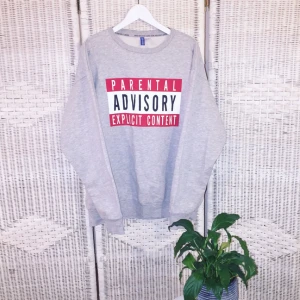  - UNISEX HOODIEN no 1. Min pojkvän söker ny ägare men om du vill köpa till partner tjej som kille eller bara till dig sj tjej som kille så är detta the PERFECT fit 🔥

❗️Föredrar swish ❗️
FRI FRAKT 💌