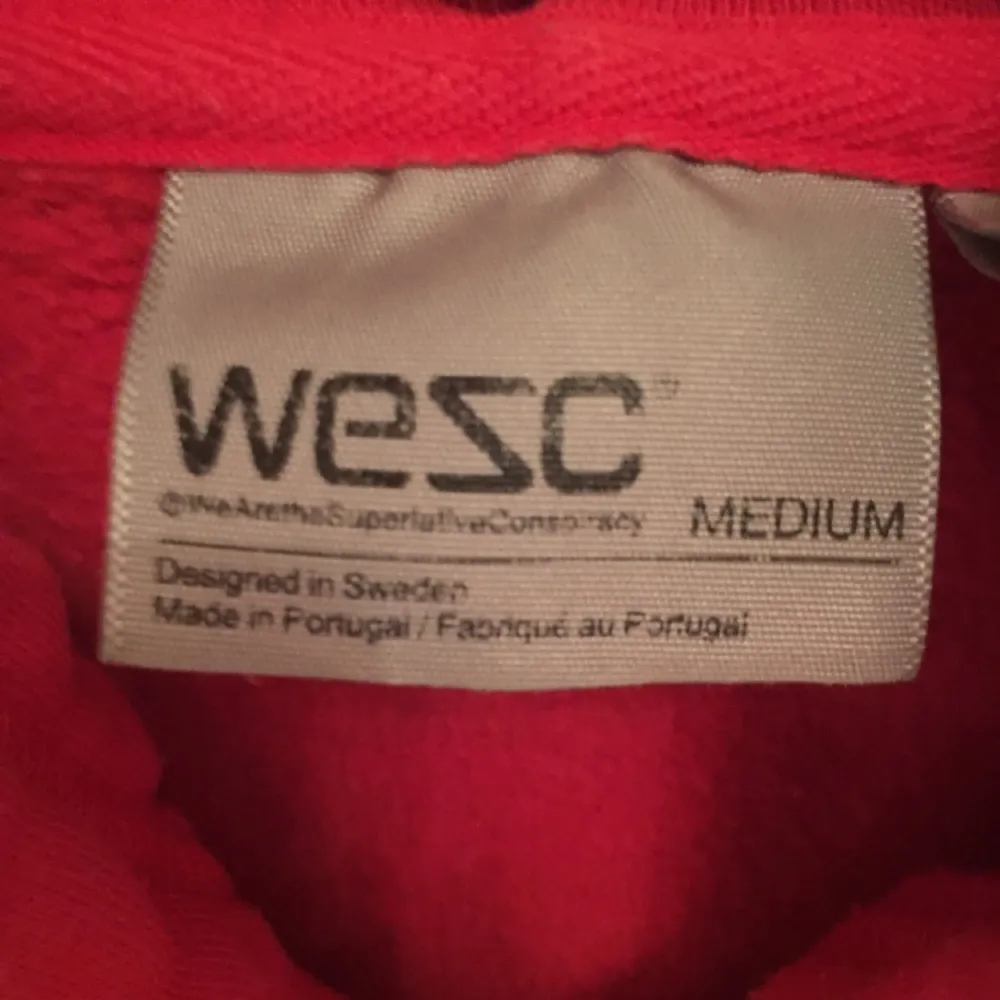 Oanvänd WESC-tröja i strl M. Röd med text på ryggen i gul. . Hoodies.