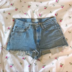  - TO DIE FOR levi's shorts som tråkigt nog är alldeles för små för mig :-( det står storlek 32 på baksidan men jag skulle gissa att de passar bäst på en med storlek 29. bra skick och köparen står för frakten😚