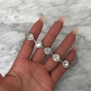  - Det populära Sofia armbandet med Swarovski kristaller från Lily and Rose. Helt oanvänt och säljes pga att det inte kommer till användning.   Längd: 16 cm - 18,5 cm  Kristaller: Swarovski   Nypris 995:- Säljes för 400 kr eller bud. 