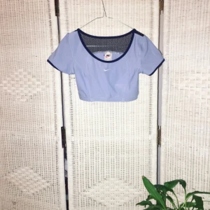  - Coolest lil shit. Ljusblå Nike magtröja med nätdetaljer. Kommer passa SÅ bra nu till sommaren med ett par snygga shorts och en söt handväska (kanske den jag säljer här på PLICK 😉) . Bästa med denna tröja är att den är basically lika snygg från båda håll (se bilderna) så det är som att man införskaffar sig 2 tröjor istället för 1 !!!    FRI FRAKT 💌   FÖREDRAR SWISH ❗❗❗