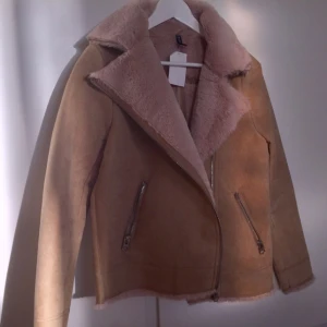  - Jättefin jacka som dock är helt oanvänd. Köpt på h&m, originalpriset var 400:- 