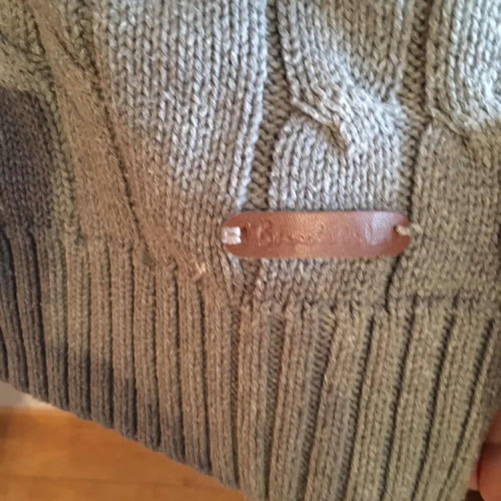 En lite tunnare kabelstickad tröja från bondelid i storlek L i jättebra skick. Hoodies.