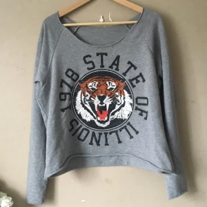  - Grymt snygg tröja med tryck från en liten butik i Lysekil. En favorit, så det skär lite i hjärtat att sälja den, men bättre att den kommer till användning!

Frakt tillkommer, tar swish!